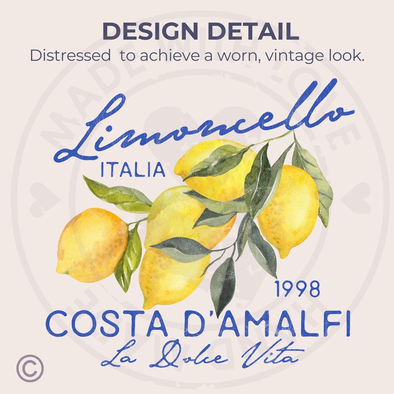 Puede incluir: Una ilustraci&oacute;n de acuarela de limones en una rama con hojas verdes. El texto "Limoncello Italia 1998 Costa D'Amalfi La Dolce Vita" est&aacute; escrito en azul sobre un fondo beige claro.