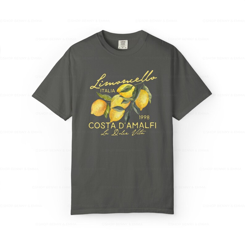 Puede incluir: Una camiseta gris oscuro con un dise&ntilde;o gr&aacute;fico de limones y el texto "Limoncello Italia 1998 Costa d'Amalfi La Dolce Vita".