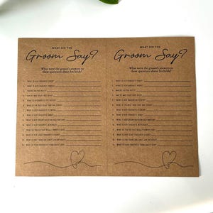 Pode incluir: Um jogo de cartas marrom com o texto "What did the Groom Say?" e uma lista de perguntas sobre a noiva. O cartão é projetado para um chá de panela ou um jogo de festa de casamento.