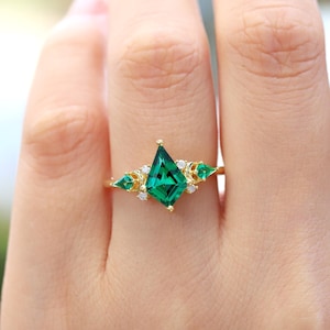 Kite cut emerald engagement ring Vintage green Moissanite threestone ring 14k solid yellow gold promise ring Promise ring for Anniversary