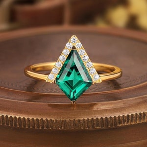 Dainty Kite Cut Emerald Engagement Ring Vintage Curved Moissanite Wedding Ring Kite Emerald Bridal Promise Ring Solid Gold Anniversary Ring