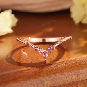 Aliança de casamento vintage com safira rosa, anel de noivado curvo exclusivo em ouro rosa 14K, alianças empilháveis combinando, anel de aniversário para ela.