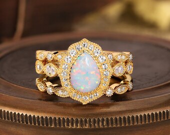 Vintage Pear cut Opal Verlobungsring Set weißer Feueropal Ringset Opal Stapelbarer Ring zierlicher Opal Vorschlag Ring Diamant Halb Eternity Ring