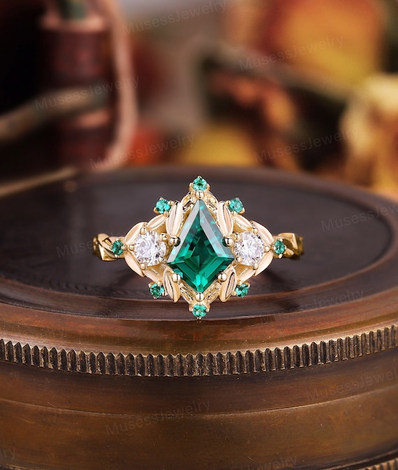 Fine emerald rings deals
