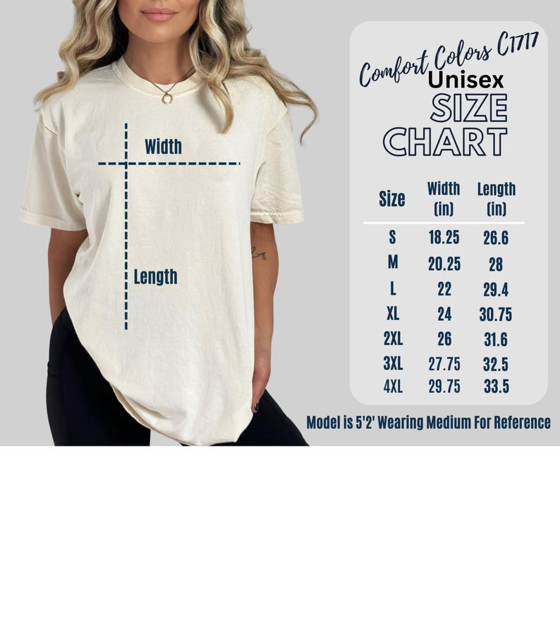 Op de afbeelding: Cr&egrave;mekleurig unisex T-shirt met een maattabel. De tabel toont maten S tot 4XL, met breedte- en lengtematen in inches. Het model is 1,57 m lang en draagt maat M. Het shirt is van Comfort Colors C1717.