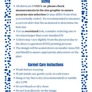 Op de afbeelding: Een witte achtergrond met een blauwe stippelrand bevat tekst over de maatvoering van shirts en wasvoorschriften. De tekst bevat details over unisex maten, metingen en wasinstructies.