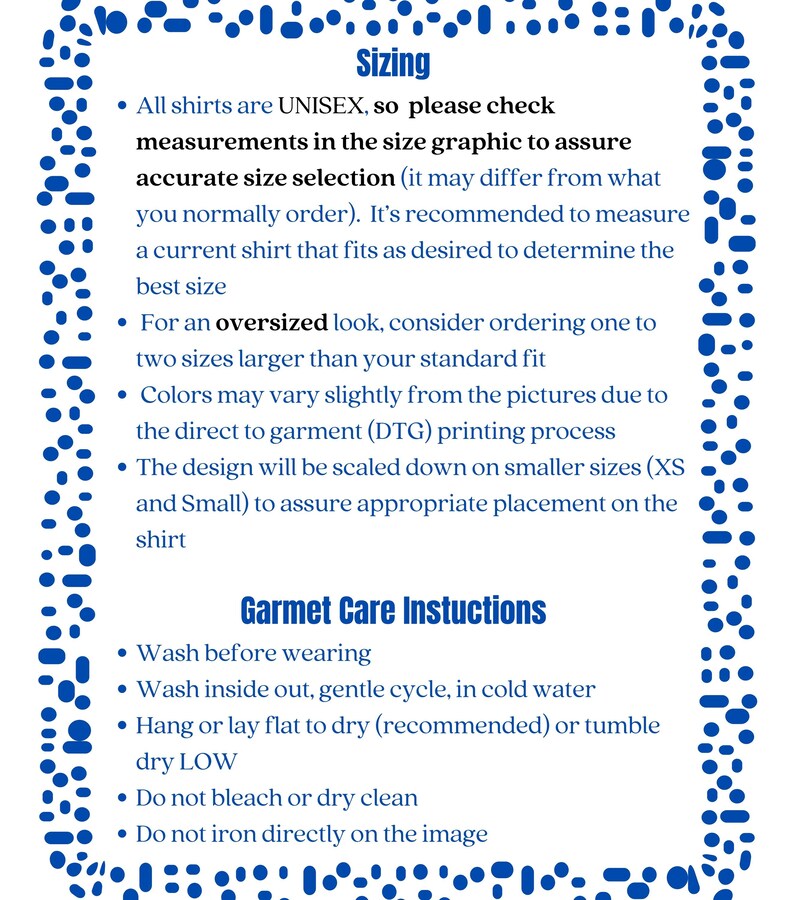 Op de afbeelding: Een witte achtergrond met een blauwe stippelrand bevat tekst over de maatvoering van shirts en wasvoorschriften. De tekst bevat details over unisex maten, metingen en wasinstructies.
