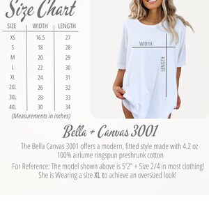Puede incluir: Tabla de tallas para camisetas Bella + Canvas 3001, que muestra las medidas de ancho y largo en pulgadas para las tallas XS a 4XL. La tabla incluye una foto de una camiseta blanca con las medidas marcadas.