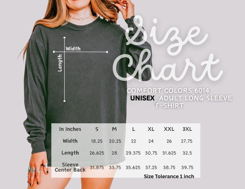 Op de afbeelding: Een donkergrijs unisex T-shirt met lange mouwen en een maattabel. De tabel geeft de afmetingen in cm voor breedte, lengte en mouwcentrum achter voor de maten S t/m 3XL. Het shirt is Comfort Colors 6014.