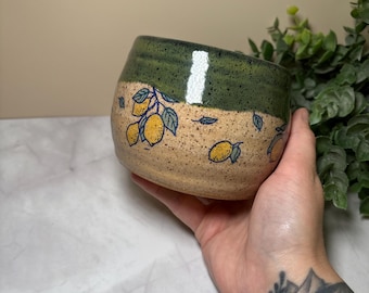 Bol decorativo de cerámica hecho a mano, color verde limón y amarillo, orgánico, para la cocina y el hogar.
