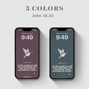 K&ouml;nnte beinhalten: Zwei iPhone-Mockups mit einem dunkelvioletten und dunkelblauen Hintergrund. Die Uhrzeit ist 9:49 auf beiden Telefonen. Der Text auf dem Bildschirm lautet "Johannes 16:33 "In der Welt werdet ihr Tr&uuml;bsal haben. Aber seid guten Mutes, ich habe die Welt &uuml;berwunden."