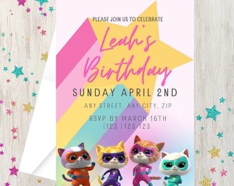 Könnte beinhalten: Eine rechteckige Geburtstagseinladungskarte mit einem großen gelben Stern, diagonalen Pastellstreifen und vier Zeichentrickkatzen in Superheldenkostümen. Der Text lautet: PLEASE JOIN US TO CELEBRATE Leah's Birthday SUNDAY APRIL 2ND ANY STREET, ANY CITY, ZIP RSVP BY MARCH 16TH (123) 123-123.