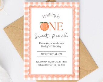 Könnte beinhalten: Eine rechteckige Geburtstagseinladungskarte mit einem pfirsichfarbenen Vichy-Karo-Rand und gewelltem Abschluss. Der Text lautet: Hadley is ONE Sweet Peach, Please join us to celebrate Hadley's 1st Birthday, AUGUST 12TH AT 1PM, 123 Anywhere St., Any City, ST 12345, PLEASE RSVP AT (123) 456-7890.