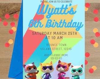 Könnte beinhalten: Eine Geburtstagseinladungskarte mit einem großen gelben Stern auf hellblauem Hintergrund und vier Zeichentrickkatzen in Superheldenkostümen. Der Text lautet: PLEASE JOIN US TO CELEBRATE Wyatt's 6th Birthday SATURDAY MARCH 25TH AT 10 AM BOUNCE TOWN 123 ANY STREET, 12345 RSVP TO JESSEE (MOM) 123-123-123.