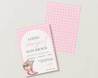 Könnte beinhalten: Eine rechteckige Einladungskarte für eine Babyparty mit rosa-weißem Karomuster, einem weißen, bogenförmigen Mittelfeld und dem Text A LITTLE cowgirl IS ON THE WAY. Sie enthält eine Aquarellillustration eines Cowboyhuts und rosa Stiefeln.