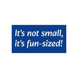 Não é pequeno, é um adesivo de para-choque em tamanho ideal para diversão.