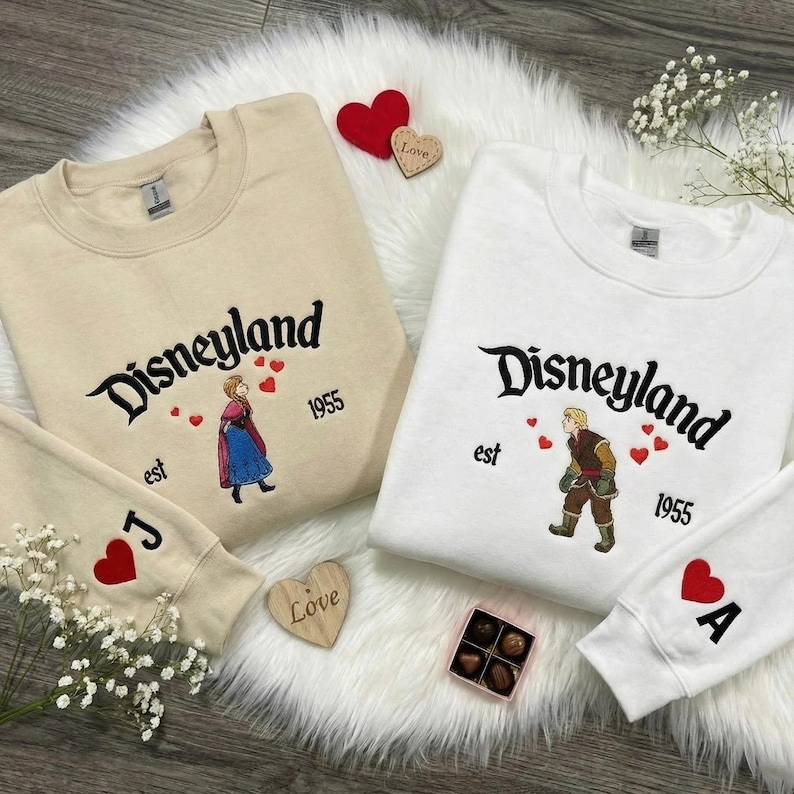 Sudadera bordada de San Valentín con Anna y Kristoff, sudadera con capucha bordada de San Valentín de Magical Land, suéter bordado de pareja de dibujos animados imagen 1