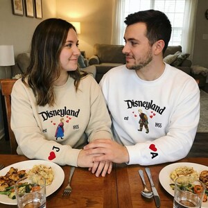 Sudadera bordada de San Valentín con Anna y Kristoff, sudadera con capucha bordada de San Valentín de Magical Land, suéter bordado de pareja de dibujos animados imagen 2