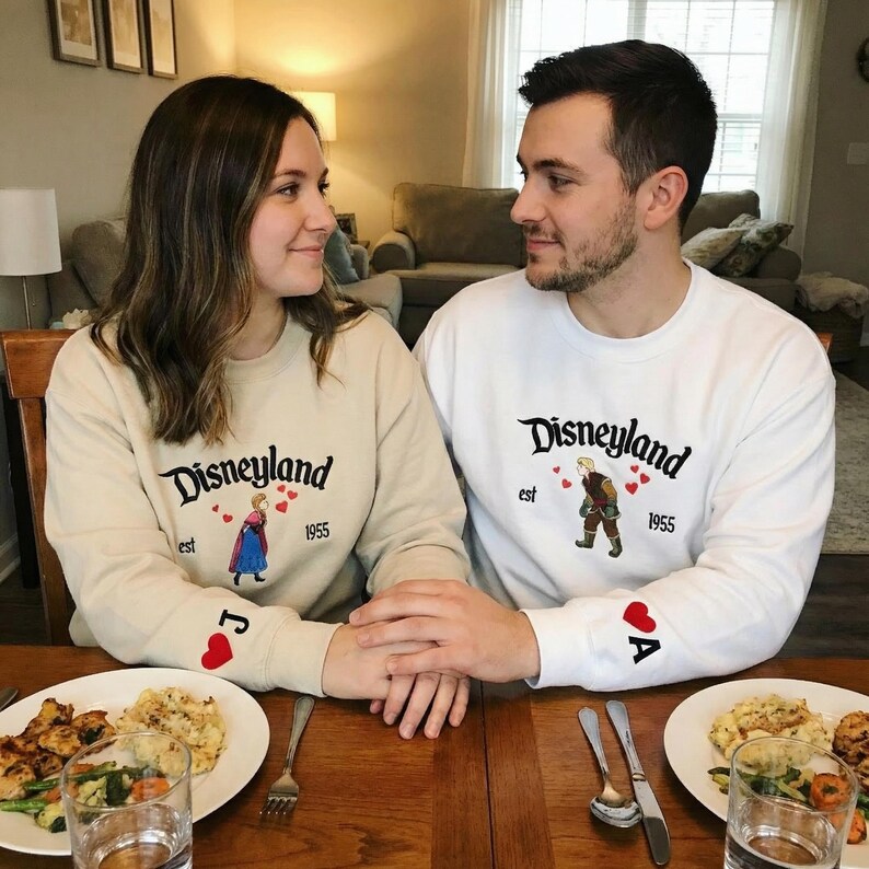 Sudadera bordada de San Valentín con Anna y Kristoff, sudadera con capucha bordada de San Valentín de Magical Land, suéter bordado de pareja de dibujos animados imagen 2