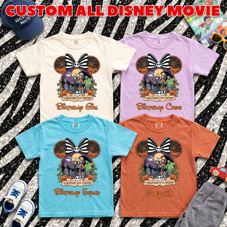 Op de afbeelding: Vier shirts met korte mouwen in cr&egrave;me, lavendel, turquoise en oranje, elk met een afbeelding van "The Nightmare Before Christmas". De shirts hebben de tekst "Birthday Girl", "Birthday Crew", "Birthday Squad" en "Sophia".