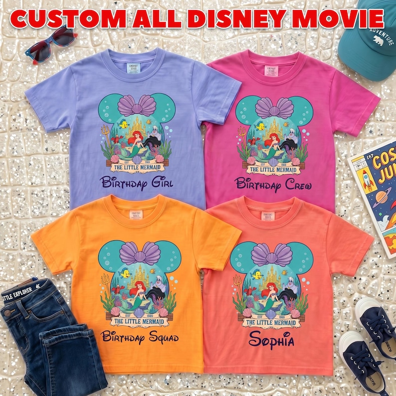 Puede incluir: Cuatro camisetas coloridas con un dise&ntilde;o de La Sirenita de Disney. Las camisetas son lavanda, rosa, naranja y coral. Cada camiseta tiene un texto diferente: "Birthday Girl", "Birthday Crew", "Birthday Squad" y "Sophia".
