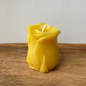 Beeswax rose bud candle , handmade beeswax candle, natural, slow-burning, aromatic honey scent, long-lasting, non-toxic, handcrafted gift.