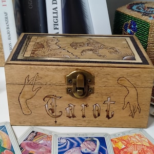 Tarot-Box, Karte „THE FOOL“, allsehendes Auge und Mondphasen. Mond. Box von mir pyrographiert und mit Blattgold verziert