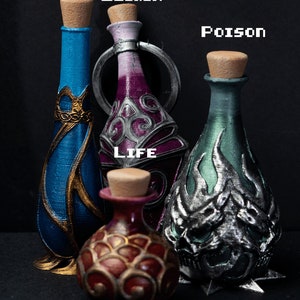 Puede incluir: Cuatro botellas de vidrio con tapones de corcho y diseños intrincados. Las botellas están llenas de líquidos coloridos y etiquetadas como "Mana", "Elixir", "Vida" y "Veneno".
