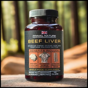 Op de afbeelding: Een bruine fles Primal Nature Beef Liver supplementen. Het etiket bevat de Britse vlag, de woorden "BEEF LIVER" en "BENEFITS INCLUDE" met illustraties van een hersenen, torso en botten. Een voedingssupplement.