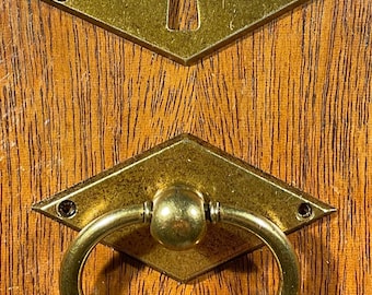 European Keyhole Cover and Ring Pull with Diamond Backplate Set by QCL Antiqued Brass
