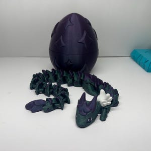 Atria el dragón con un huevo personalizado