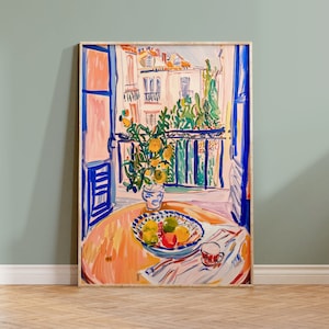 Könnte beinhalten: Ein Gemälde, das einen Balkonblick mit einem Tisch und einer Obstschale zeigt. Der Balkon wird von einem Fenster mit blauem Rahmen eingefasst. Der Tisch ist mit einer Obstschale, einer Tasse und Untertasse sowie einer Blumenvase gedeckt. Das Gemälde ist in einem lockeren, impressionistischen Stil mit leuchtenden Farben gehalten.