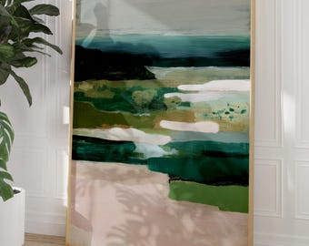 Könnte beinhalten: Abstrakte Landschaftsmalerei in einem goldenen Rahmen. Das Kunstwerk zeigt eine Mischung aus grünen, teal- und rosafarbenen Farbtönen, die eine ruhige Naturszene hervorrufen. Das Gemälde wird vor einer weißen Wand ausgestellt, mit einer Topfpflanze im Vordergrund.