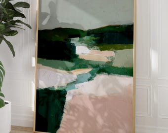 Könnte beinhalten: Abstrakte Landschaftsmalerei in einem goldenen Rahmen. Das Kunstwerk zeigt eine Mischung aus Farben, darunter Dunkelgrün, Hellgrün, Weiß und Rosa. Das Gemälde wird vor einer weißen Wand ausgestellt, mit einer Topfpflanze im Vordergrund.