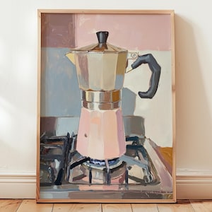 Könnte beinhalten: Gerahmtes Gemälde eines rosa-silbernen Espressokochers auf einem Gasherd. Das Gemälde hat einen hellrosa und grauen Hintergrund. Der Espressokocher hat einen schwarzen Griff und steht auf einer blauen Flamme.
