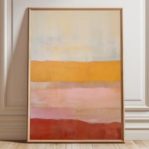 Può includere: Stampa artistica di paesaggio astratto in una cornice di legno. L'opera presenta fasce orizzontali di colore: giallo pallido in alto, seguito da arancione, rosa e rosso intenso in basso. Il dipinto ha un aspetto strutturato, simile all'acquerello.