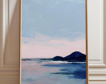 Könnte beinhalten: Abstrakte Landschaftsmalerei in einem Holzrahmen. Das Kunstwerk zeigt eine ruhige Szene mit hellblauem Himmel, einem rosa Horizont und dunkelblauen Bergen, die sich im Wasser spiegeln. Das Gemälde wird vor einer weißen Wand und einem Holzboden ausgestellt.