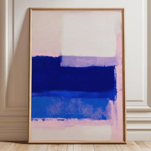 Könnte beinhalten: Abstrakter Kunstdruck in einem Holzrahmen. Das Kunstwerk zeigt eine Komposition aus geschichteten rechteckigen Formen in Blau-, Rosa- und Weißtönen. Das Gemälde hat ein strukturiertes Aussehen mit sichtbaren Pinselstrichen. Die Gesamtästhetik ist modern und minimalistisch.