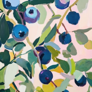 Könnte beinhalten: Abstrakte Malerei von Blaubeeren auf Zweigen mit grünen Blättern. Die Blaubeeren sind tiefblau mit violetten Akzenten, und die Blätter sind in verschiedenen Grüntönen gehalten. Der Hintergrund ist ein zartes Rosa.