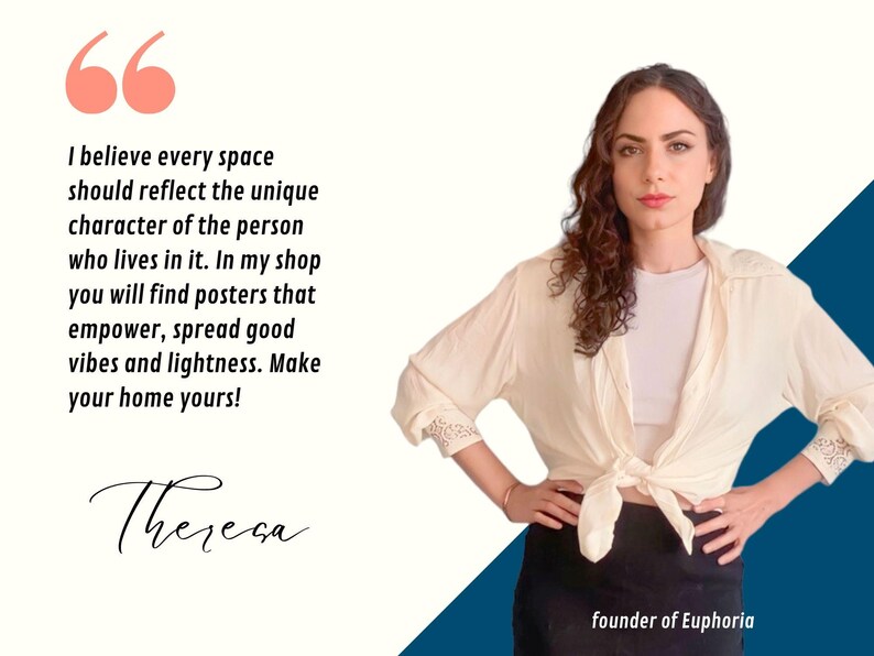 Pu&ograve; includere: Una donna con lunghi capelli castani ricci indossa una camicia bianca annodata in vita e una gonna nera. &Egrave; in piedi davanti a uno sfondo blu. Il testo "I believe every space should reflect the unique character of the person who lives in it. In my shop you will find posters that empower, spread good vibes and lightness. Make your home yours! There&ccedil;a founder of Euphoria" &egrave; visibile nell'immagine.