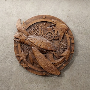 Op de afbeelding: Een houten wandplaquette met een gegraveerd beeld van een zeeschildpad die door een koraalrif zwemt. De schildpad wordt omringd door zeewier en een zeester. De plaquette is rond en heeft een touwrand.