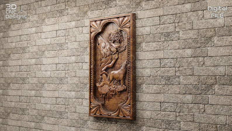 Pode incluir: Uma escultura de parede de madeira que representa um lobo a uivar para a lua com um veado no fundo. A escultura &eacute; emoldurada com um design ornamentado e tem um acabamento em madeira castanho.