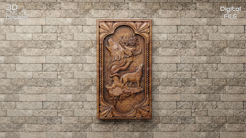 Pode incluir: Uma escultura de parede de madeira com dois lobos a uivar para a lua. A escultura &eacute; emoldurada com uma moldura decorativa e tem um acabamento marrom r&uacute;stico.