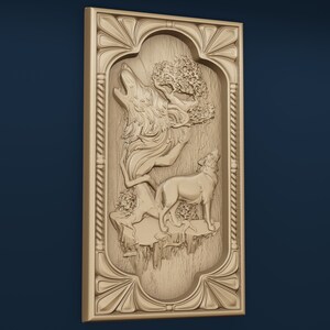 Pode incluir: Uma placa de parede de madeira com uma moldura ornamentada apresenta uma imagem esculpida de dois lobos uivando para a lua. Os lobos s&atilde;o cercados por uma &aacute;rvore estilizada e folhagem.