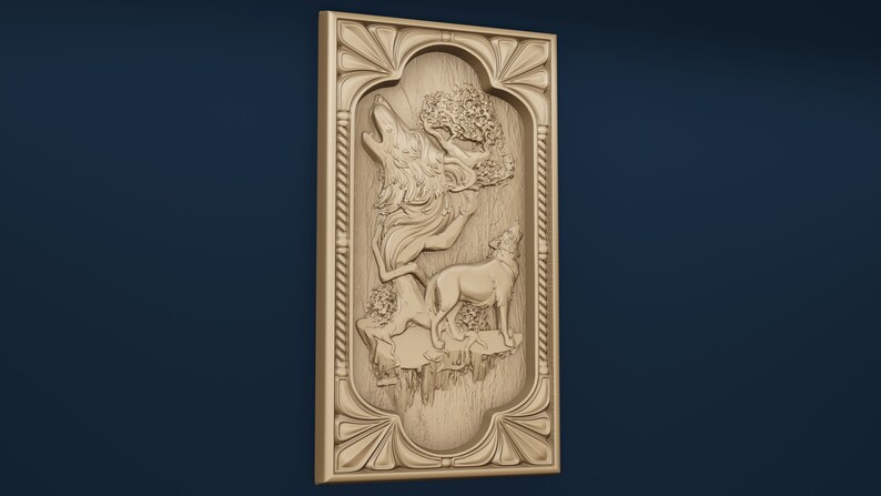 Pode incluir: Uma placa de parede de madeira com uma moldura ornamentada apresenta uma imagem esculpida de dois lobos uivando para a lua. Os lobos s&atilde;o cercados por uma &aacute;rvore estilizada e folhagem.