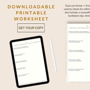 Könnte beinhalten: Eine herunterladbare, druckbare Arbeitsmappe für die Paarberatung. Das Bild zeigt ein Tablet mit der angezeigten Arbeitsmappe, einen Stift und eine gedruckte Arbeitsmappe. Der Text enthält Fragen zur Reflexion.