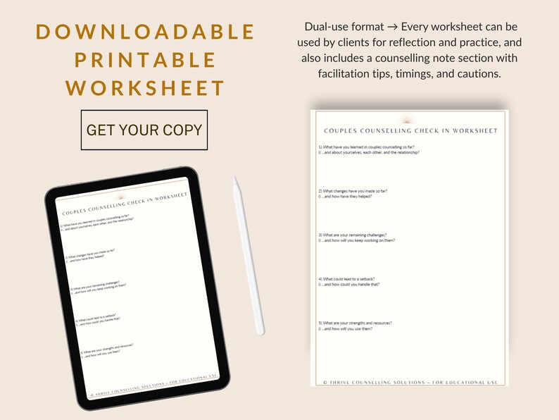 K&ouml;nnte beinhalten: Eine herunterladbare, druckbare Arbeitsmappe f&uuml;r die Paarberatung. Das Bild zeigt ein Tablet mit der angezeigten Arbeitsmappe, einen Stift und eine gedruckte Arbeitsmappe. Der Text enth&auml;lt Fragen zur Reflexion.