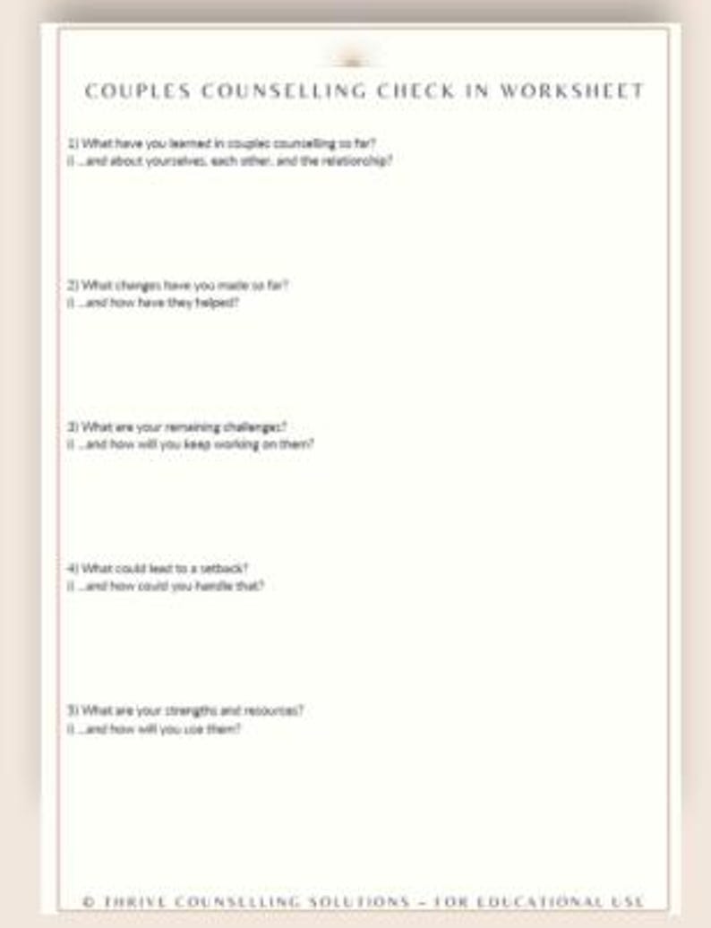 K&ouml;nnte beinhalten: Ein wei&szlig;es Arbeitsblatt mit der &Uuml;berschrift "COUPLES COUNSELLING CHECK IN WORKSHEET" mit Fragen zur Paartherapie. Die Fragen beziehen sich auf Lernen, Ver&auml;nderungen, Herausforderungen, R&uuml;ckschl&auml;ge und St&auml;rken.