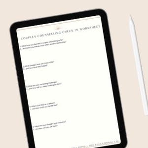 K&ouml;nnte beinhalten: Ein digitales Tablet, das ein "Paarberatungs-Check-in-Arbeitsblatt" mit Fragen zu Beziehungen anzeigt. Ein wei&szlig;er Stift liegt neben dem Tablet auf einer hellbeige Oberfl&auml;che. Der Bildschirm des Tablets ist mit Text gef&uuml;llt.