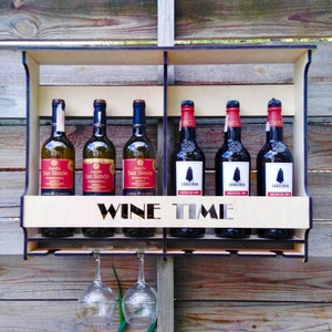 Puede incluir: Un estante de vino de madera con seis botellas de vino y dos copas de vino. El estante tiene las palabras "WINE TIME" cortadas en la madera. Las botellas son una mezcla de vino tinto y blanco.